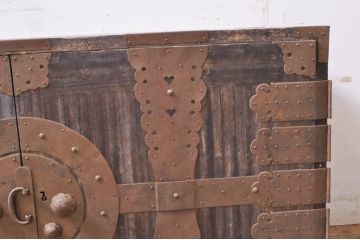 和製アンティーク　歴史を感じさせる十字金具が趣溢れる観音開きの時代箪笥ローボード(テレビ台、和たんす、ローチェスト、引き出し)(R-068348)