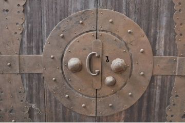 和製アンティーク　歴史を感じさせる十字金具が趣溢れる観音開きの時代箪笥ローボード(テレビ台、和たんす、ローチェスト、引き出し)(R-068348)
