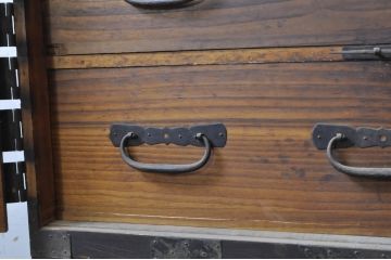 和製アンティーク　前面桐(キリ)材　十字金具　歴史を感じる堂々とした佇まいが魅力の観音箪笥(時代箪笥、衣装箪笥、収納箪笥、和タンス、桐たんす、桐箪笥、重ね箪笥)(R-068349)