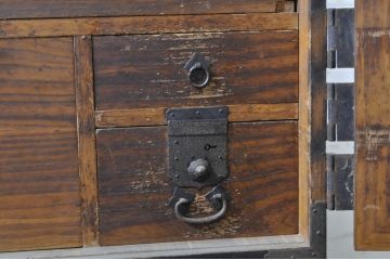 和製アンティーク　前面桐(キリ)材　十字金具　歴史を感じる堂々とした佇まいが魅力の観音箪笥(時代箪笥、衣装箪笥、収納箪笥、和タンス、桐たんす、桐箪笥、重ね箪笥)(R-068349)