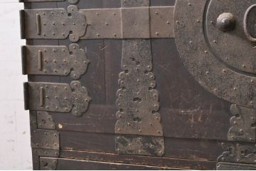 和製アンティーク　前面桐(キリ)材　十字金具　歴史を感じる堂々とした佇まいが魅力の観音箪笥(時代箪笥、衣装箪笥、収納箪笥、和タンス、桐たんす、桐箪笥、重ね箪笥)(R-068349)