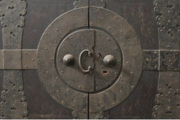 和製アンティーク　前面桐(キリ)材　十字金具　歴史を感じる堂々とした佇まいが魅力の観音箪笥(時代箪笥、衣装箪笥、収納箪笥、和タンス、桐たんす、桐箪笥、重ね箪笥)(R-068349)