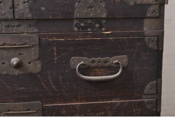 和製アンティーク　前面桐(キリ)材　十字金具　歴史を感じる堂々とした佇まいが魅力の観音箪笥(時代箪笥、衣装箪笥、収納箪笥、和タンス、桐たんす、桐箪笥、重ね箪笥)(R-068349)