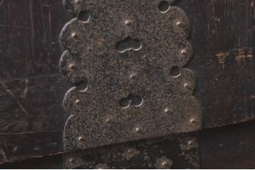 和製アンティーク　前面桐(キリ)材　十字金具　歴史を感じる堂々とした佇まいが魅力の観音箪笥(時代箪笥、衣装箪笥、収納箪笥、和タンス、桐たんす、桐箪笥、重ね箪笥)(R-068349)