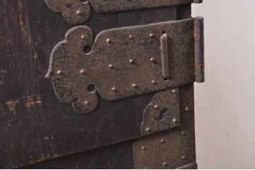 和製アンティーク　前面桐(キリ)材　十字金具　歴史を感じる堂々とした佇まいが魅力の観音箪笥(時代箪笥、衣装箪笥、収納箪笥、和タンス、桐たんす、桐箪笥、重ね箪笥)(R-068349)