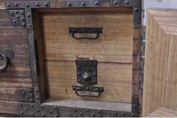 和製アンティーク　上手物!!　取り入れやすいサイズに生まれ変わる!金具の立派な総桐箪笥ローボード(総桐たんす、和タンス、収納たんす、テレビボード、テレビ台、ローチェスト、引き出し)(R-068352)