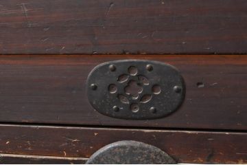 和製アンティーク　杉材　時代を経た趣が感じられるシンプルな造りの時代箪笥(重ねタンス、和たんす、収納箪笥、衣装箪笥、引き出し)(R-068354)