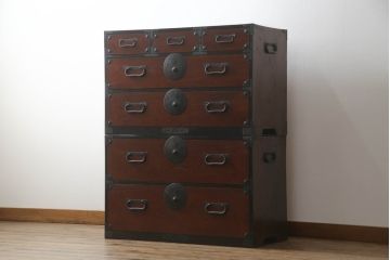 和製アンティーク　美品!!　前面欅(ケヤキ)材　 存在感のある金具が魅力的な二段重ね会津箪笥(時代箪笥、和たんす、収納箪笥、衣装箪笥、引き出し、重ねタンス)(R-068356)