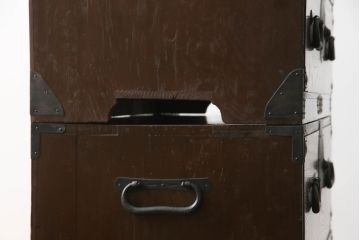 和製アンティーク　美品!!　前面欅(ケヤキ)材　 存在感のある金具が魅力的な二段重ね会津箪笥(時代箪笥、和たんす、収納箪笥、衣装箪笥、引き出し、重ねタンス)(R-068356)