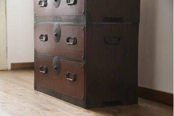 和製アンティーク　美品!!　前面欅(ケヤキ)材　 存在感のある金具が魅力的な二段重ね会津箪笥(時代箪笥、和たんす、収納箪笥、衣装箪笥、引き出し、重ねタンス)(R-068356)