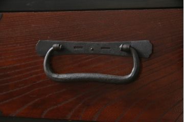 和製アンティーク　美品!!　前面欅(ケヤキ)材　 存在感のある金具が魅力的な二段重ね会津箪笥(時代箪笥、和たんす、収納箪笥、衣装箪笥、引き出し、重ねタンス)(R-068356)