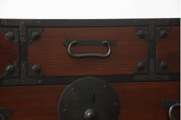 和製アンティーク　美品!!　前面欅(ケヤキ)材　 存在感のある金具が魅力的な二段重ね会津箪笥(時代箪笥、和たんす、収納箪笥、衣装箪笥、引き出し、重ねタンス)(R-068356)