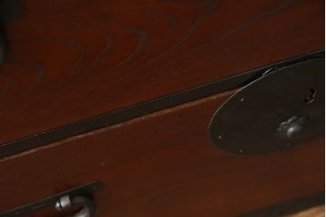 和製アンティーク　美品!!　前面欅(ケヤキ)材　 存在感のある金具が魅力的な二段重ね会津箪笥(時代箪笥、和たんす、収納箪笥、衣装箪笥、引き出し、重ねタンス)(R-068356)