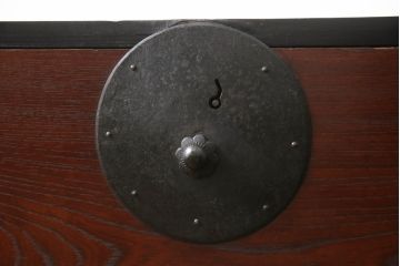 和製アンティーク　美品!!　前面欅(ケヤキ)材　 存在感のある金具が魅力的な二段重ね会津箪笥(時代箪笥、和たんす、収納箪笥、衣装箪笥、引き出し、重ねタンス)(R-068356)