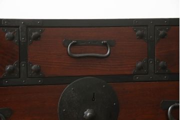 和製アンティーク　美品!!　前面欅(ケヤキ)材　 存在感のある金具が魅力的な会津箪笥ローボード(時代箪笥、和たんす、収納箪笥、衣装箪笥、引き出し、ローチェスト、テレビ台)(R-068357)