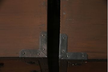 和製アンティーク　美品!!　前面欅(ケヤキ)材　 存在感のある金具が魅力的な会津箪笥ローボード(時代箪笥、和たんす、収納箪笥、衣装箪笥、引き出し、ローチェスト、テレビ台)(R-068357)