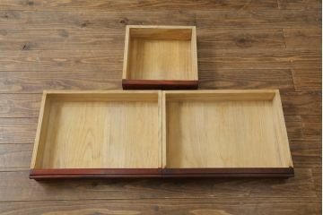 中古　高級品!!　指物工芸家具　総欅(ケヤキ)材　漆塗り　隠し引き出し付きの重厚な飾り棚(茶棚、違い棚、茶箪笥、茶タンス、戸棚)(定価推定約100万円)(R-068363)