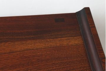 中古　高級品!!　指物工芸家具　総欅(ケヤキ)材　漆塗り　隠し引き出し付きの重厚な飾り棚(茶棚、違い棚、茶箪笥、茶タンス、戸棚)(定価推定約100万円)(R-068363)