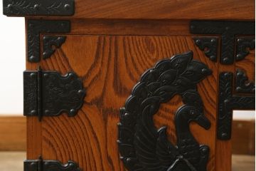 中古　岩谷堂箪笥　立派な金具と迫力のある木目が存在感を放つ文机(両袖机、座机、ローテーブル、デスク、在宅ワーク用、在宅用)(R-068366)