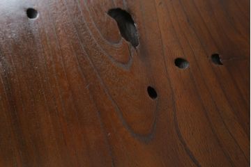 和製アンティーク　三方欅(ケヤキ)材　落ち着いた色味と木目が美しい置き床(置床、ローボード、テレビ台、テレビボード、収納棚、飾り台)(R-068373)