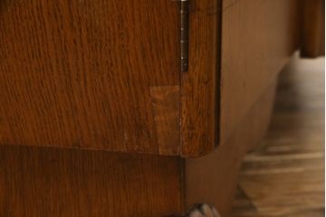 イギリスアンティーク　オーク材　細部まで凝ったつくりが目を引くサイドボード(サイドキャビネット、収納棚、戸棚、英国)(R-068377)