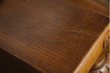 イギリスアンティーク　オーク材　細部まで凝ったつくりが目を引くサイドボード(サイドキャビネット、収納棚、戸棚、英国)(R-068377)