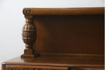 イギリスアンティーク　オーク材　細部まで凝ったつくりが目を引くサイドボード(サイドキャビネット、収納棚、戸棚、英国)(R-068377)