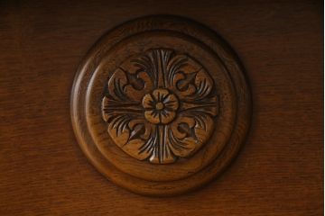 イギリスアンティーク　オーク材　細部まで凝ったつくりが目を引くサイドボード(サイドキャビネット、収納棚、戸棚、英国)(R-068377)