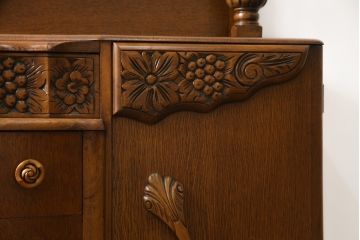 イギリスアンティーク　オーク材　細部まで凝ったつくりが目を引くサイドボード(サイドキャビネット、収納棚、戸棚、英国)(R-068377)