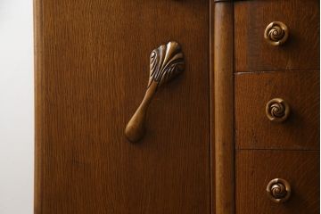 イギリスアンティーク　オーク材　細部まで凝ったつくりが目を引くサイドボード(サイドキャビネット、収納棚、戸棚、英国)(R-068377)