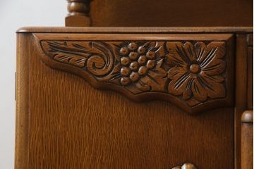 イギリスアンティーク　オーク材　細部まで凝ったつくりが目を引くサイドボード(サイドキャビネット、収納棚、戸棚、英国)(R-068377)