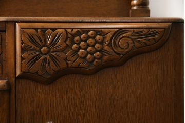 イギリスアンティーク　オーク材　細部まで凝ったつくりが目を引くサイドボード(サイドキャビネット、収納棚、戸棚、英国)(R-068377)