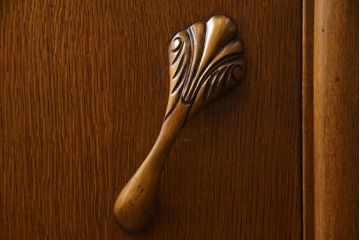 イギリスアンティーク　オーク材　細部まで凝ったつくりが目を引くサイドボード(サイドキャビネット、収納棚、戸棚、英国)(R-068377)