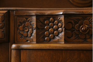 イギリスアンティーク　オーク材　細部まで凝ったつくりが目を引くサイドボード(サイドキャビネット、収納棚、戸棚、英国)(R-068377)