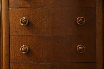 イギリスアンティーク　オーク材　細部まで凝ったつくりが目を引くサイドボード(サイドキャビネット、収納棚、戸棚、英国)(R-068377)