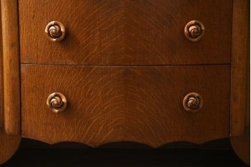 イギリスアンティーク　オーク材　細部まで凝ったつくりが目を引くサイドボード(サイドキャビネット、収納棚、戸棚、英国)(R-068377)