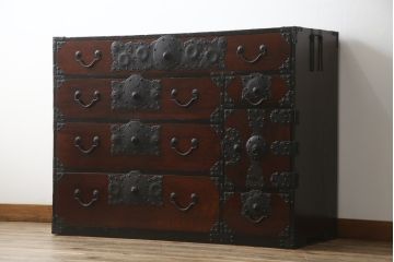 和製アンティーク　前面欅(ケヤキ)材　荘厳な雰囲気を醸し出す金具の立派な仙台箪笥(和箪笥、時代箪笥、衣装箪笥、和タンス、引き出し、収納箪笥)(R-068380)