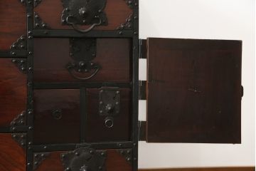 和製アンティーク　前面欅(ケヤキ)材　荘厳な雰囲気を醸し出す金具の立派な仙台箪笥(和箪笥、時代箪笥、衣装箪笥、和タンス、引き出し、収納箪笥)(R-068380)