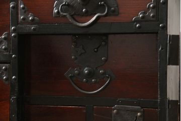 和製アンティーク　前面欅(ケヤキ)材　荘厳な雰囲気を醸し出す金具の立派な仙台箪笥(和箪笥、時代箪笥、衣装箪笥、和タンス、引き出し、収納箪笥)(R-068380)