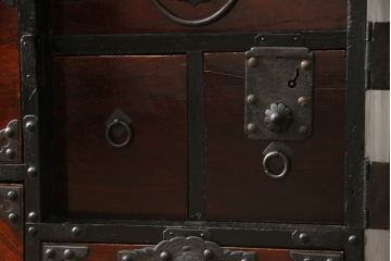 和製アンティーク　前面欅(ケヤキ)材　荘厳な雰囲気を醸し出す金具の立派な仙台箪笥(和箪笥、時代箪笥、衣装箪笥、和タンス、引き出し、収納箪笥)(R-068380)