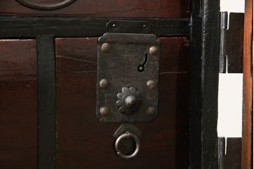 和製アンティーク　前面欅(ケヤキ)材　荘厳な雰囲気を醸し出す金具の立派な仙台箪笥(和箪笥、時代箪笥、衣装箪笥、和タンス、引き出し、収納箪笥)(R-068380)