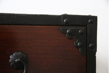 和製アンティーク　前面欅(ケヤキ)材　荘厳な雰囲気を醸し出す金具の立派な仙台箪笥(和箪笥、時代箪笥、衣装箪笥、和タンス、引き出し、収納箪笥)(R-068380)