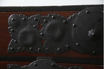 和製アンティーク　前面欅(ケヤキ)材　荘厳な雰囲気を醸し出す金具の立派な仙台箪笥(和箪笥、時代箪笥、衣装箪笥、和タンス、引き出し、収納箪笥)(R-068380)