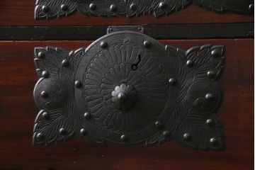 和製アンティーク　前面欅(ケヤキ)材　荘厳な雰囲気を醸し出す金具の立派な仙台箪笥(和箪笥、時代箪笥、衣装箪笥、和タンス、引き出し、収納箪笥)(R-068380)