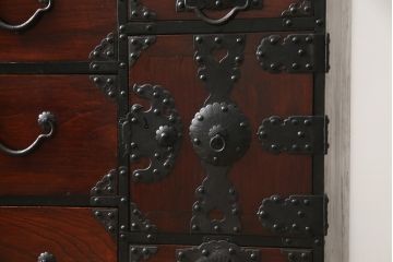 和製アンティーク　前面欅(ケヤキ)材　荘厳な雰囲気を醸し出す金具の立派な仙台箪笥(和箪笥、時代箪笥、衣装箪笥、和タンス、引き出し、収納箪笥)(R-068380)
