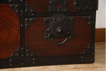 和製アンティーク　前面欅(ケヤキ)材　荘厳な雰囲気を醸し出す金具の立派な仙台箪笥(和箪笥、時代箪笥、衣装箪笥、和タンス、引き出し、収納箪笥)(R-068380)