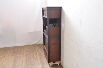 和製アンティーク　桑材・黒檀(コクタン)材　落ち着きのある色合いが和モダンな印象を深める茶棚(収納棚、戸棚、飾り棚、違い棚)(R-068382)