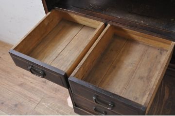 和製アンティーク　桑材・黒檀(コクタン)材　落ち着きのある色合いが和モダンな印象を深める茶棚(収納棚、戸棚、飾り棚、違い棚)(R-068382)