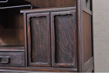 和製アンティーク　桑材・黒檀(コクタン)材　落ち着きのある色合いが和モダンな印象を深める茶棚(収納棚、戸棚、飾り棚、違い棚)(R-068382)