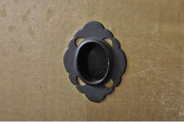 和製アンティーク　桑材・黒檀(コクタン)材　落ち着きのある色合いが和モダンな印象を深める茶棚(収納棚、戸棚、飾り棚、違い棚)(R-068382)